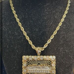 Elegant Gold Pendant Necklace